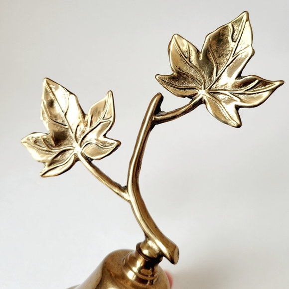 Vintage Brass Maple Leaf bell 6.75"X4.5" - Picture 4 of 7